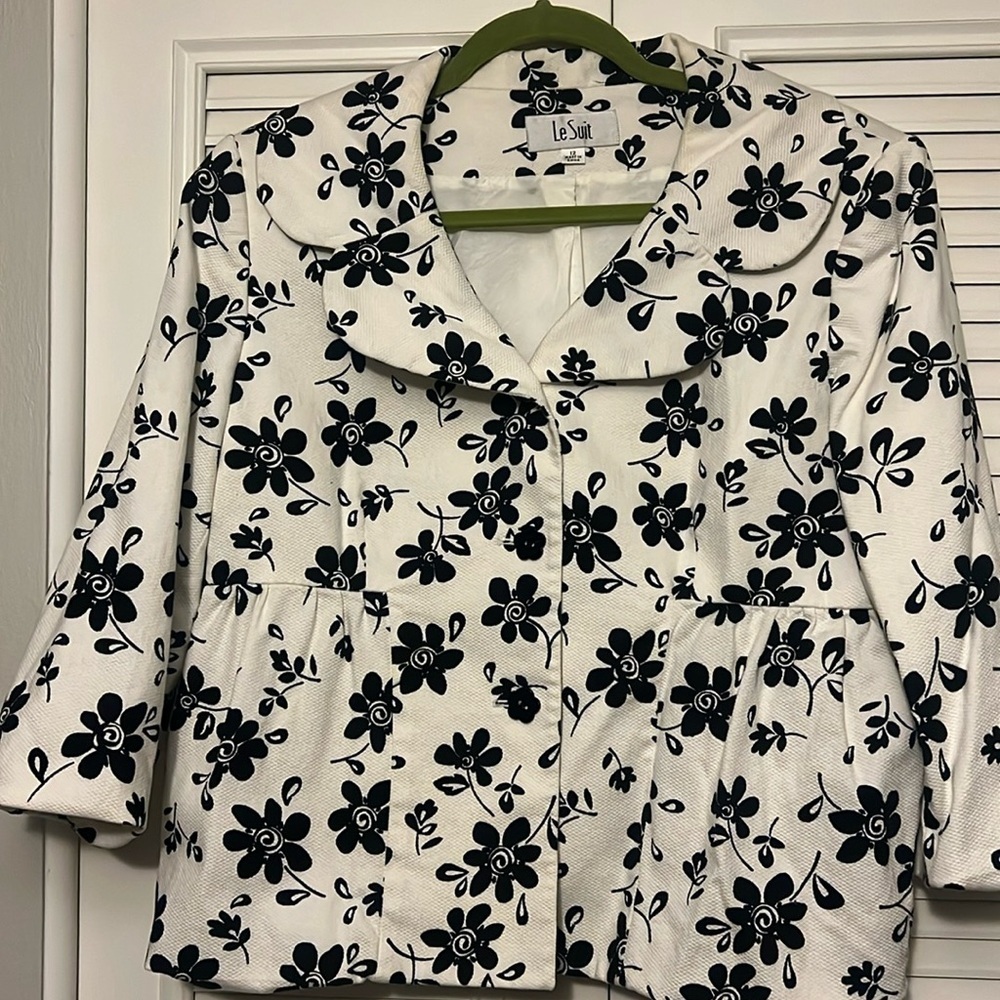 Le suit cropped floral black and white size 12